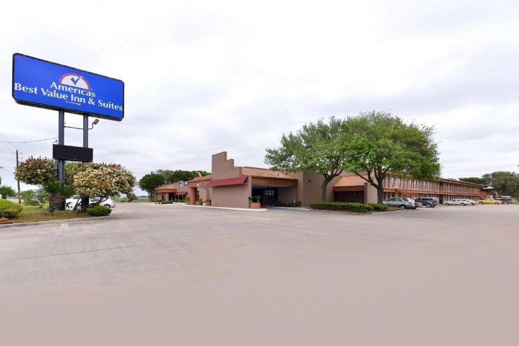 Americas Best Value Inn & Suites Victoria Extérieur photo
