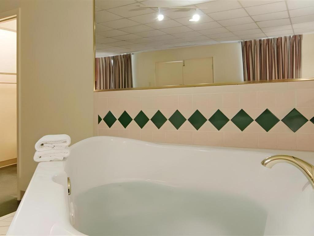Americas Best Value Inn & Suites Victoria Extérieur photo